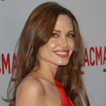 Angelina Jolie va incarner sa mère au cinéma