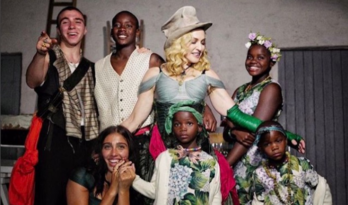 Madonna pose pour la première fois avec ses 6 enfants (PHOTO)