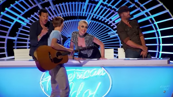 Katy Perry embrasse un candidat de American Idol et fait polémique (VIDEO)