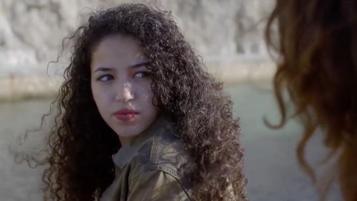 Plus belle la vie en avance : Vincent espionne Mila (VIDEO)