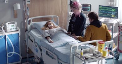 Demain nous appartient spoiler : Maxime et Judith au chevet de Chloé (VIDEO)