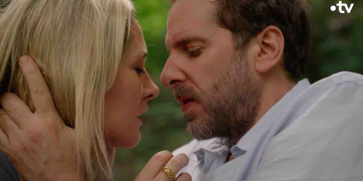 Un si grand soleil spoiler : Marc et Léonor, le bisou ! (VIDÉO épisode du 26 octobre)