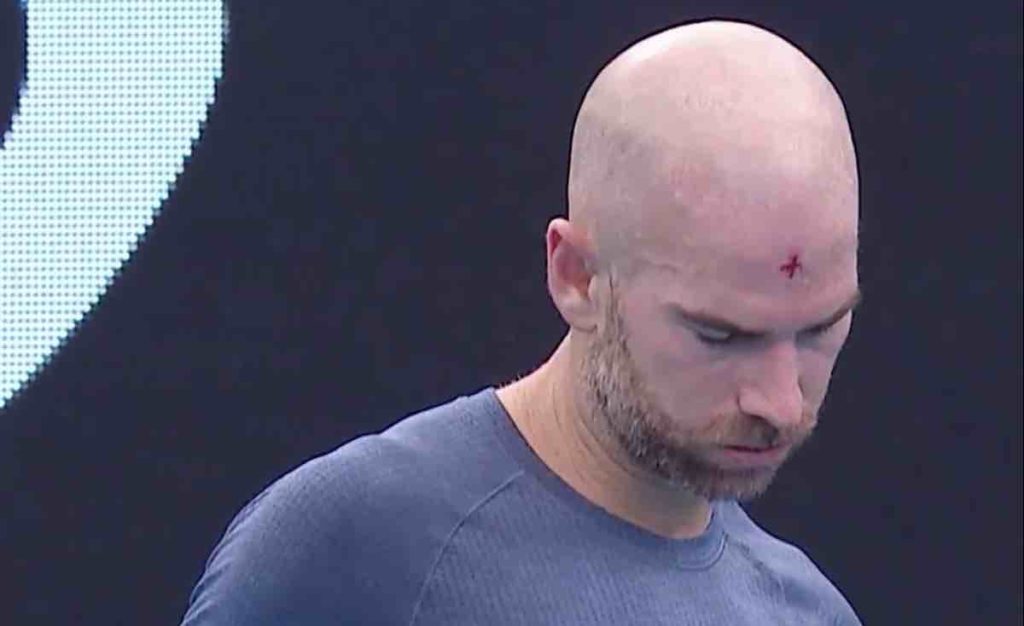 Tennis : Adrian Mannarino se blesse en se frappant avec sa raquette ! (VIDÉO)