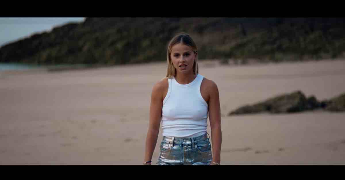 Star Academy : Carla Dona sort le clip de "Fragile" (VIDÉO)