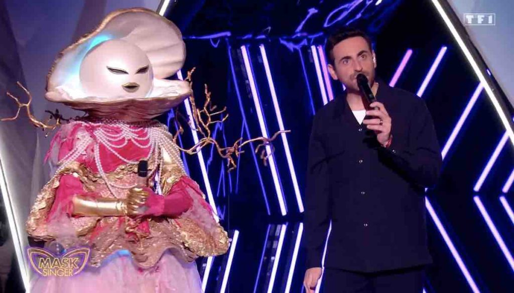 Mask Singer du 31 mai : un enquêteur guest derrière le Flocon (vidéo prime 5)