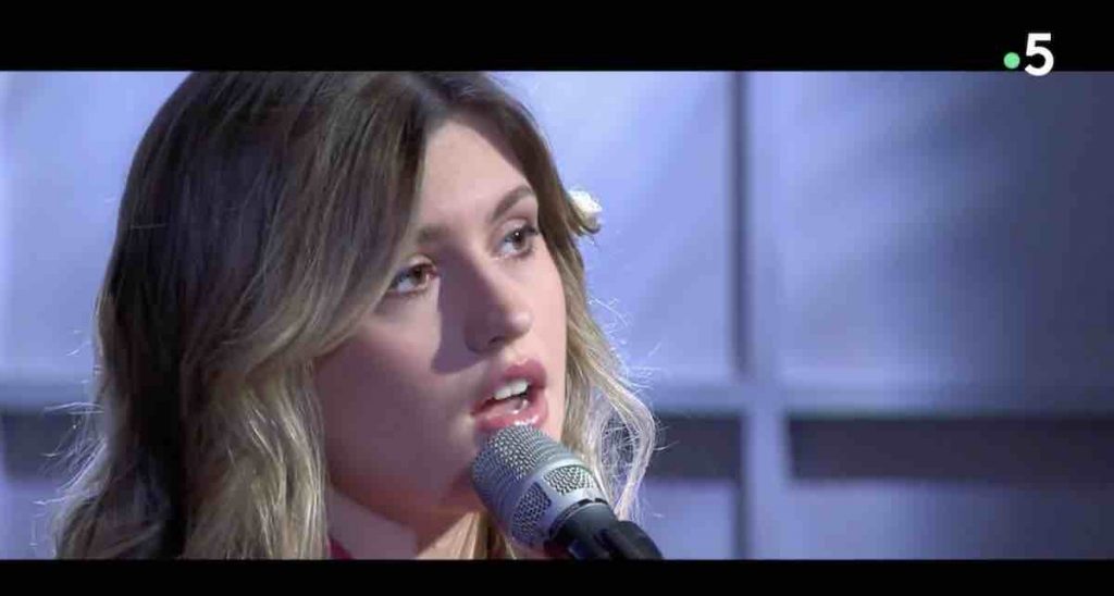 Star Academy : Marine chante "Ma faute" en live dans C à vous (VIDÉO)
