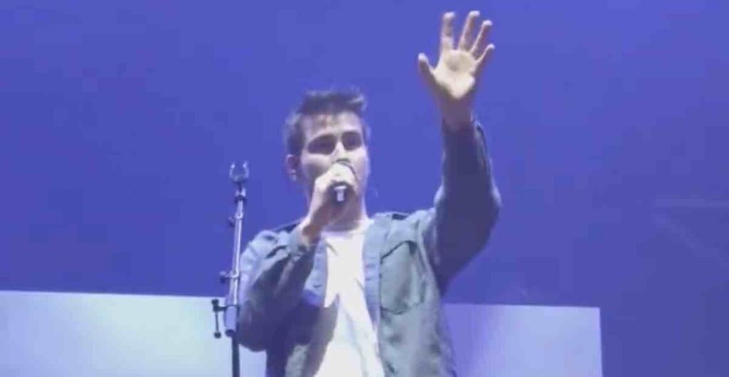 Star Academy : Julien Lieb prend la défense d'Ebony en plein concert