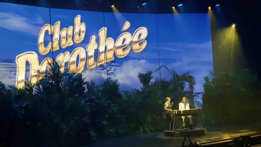 Julien Doré invite Dorothée sur la scène de l'Accor Arena (VIDÉO)