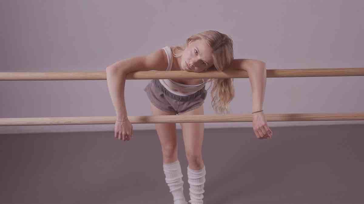 Star Academy : Carla Dona dévoile "Regarde-moi", un single co-écrit avec Louane