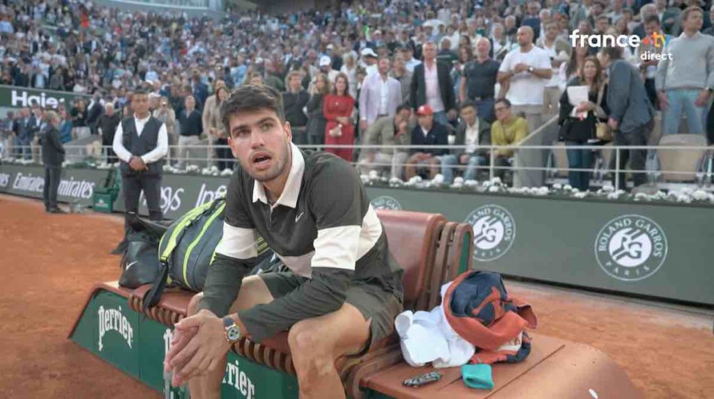 Carlos Alcaraz triomphe à Roland‑Garros après un match mythique en 5 sets contre Jannik Sinner