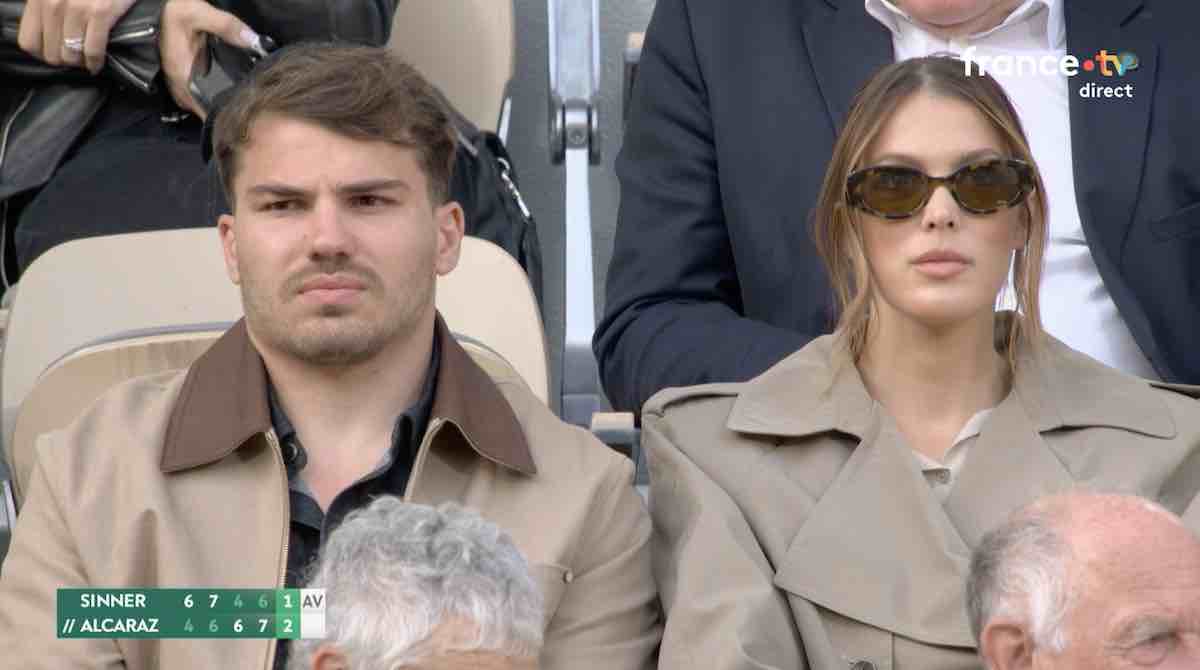 Iris Mittenaere et Antoine Dupont officialisent lors de la finale de Roland-Garros (PHOTO)