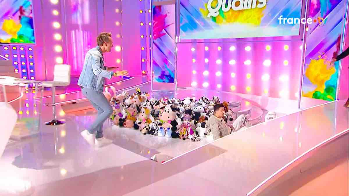 Tout le monde veut prendre sa place : quand la chute d'un candidat fait rire Cyril Féraud (VIDÉO 14 juin)