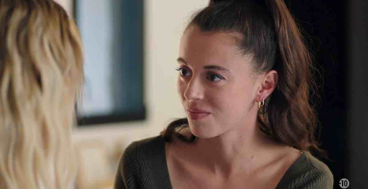 Demain Nous Appartient spoiler : Sara va-t-elle céder aux avances de Vahina ? (vidéo épisode du 30 janvier)
